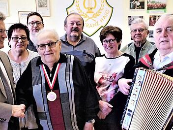 Viele Glückwünsche durfte Karl Dauer zum 85. Geburtstag entgegennehmen. Für die Gemeinde Stockheim gratulierte Bürgermeister Rainer Detsch (Zweiter von links). Mit im Bild auch die Kinder Matthias und Cordula sowie die Enkel Manuel und Julia.  Foto: Gerd Fleischmann