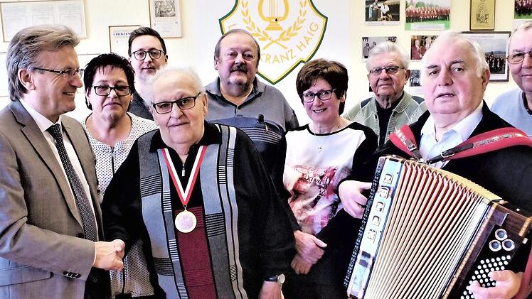 Viele Glückwünsche durfte Karl Dauer zum 85. Geburtstag entgegennehmen. Für die Gemeinde Stockheim gratulierte Bürgermeister Rainer Detsch (Zweiter von links). Mit im Bild auch die Kinder Matthias und Cordula sowie die Enkel Manuel und Julia.  Foto: Gerd Fleischmann
