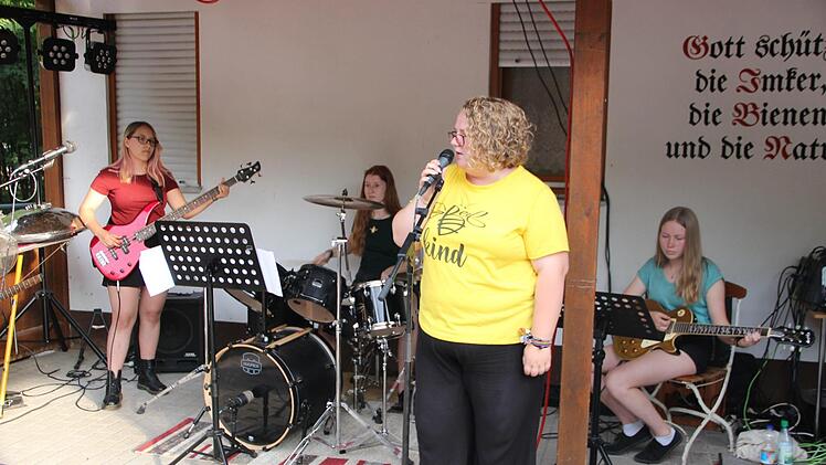Open Air am Münnerstädter Bienenhaus.Heike Beudert