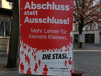 Plakat-Verunstaltung: "Die Linke" wurde von Unbekannten am Gräfsblock mit "Die Stasi" überklebt. Der Original-Schriftzug wurde dafür täuschend echt nachempfunden. Foto: Simone Bastian