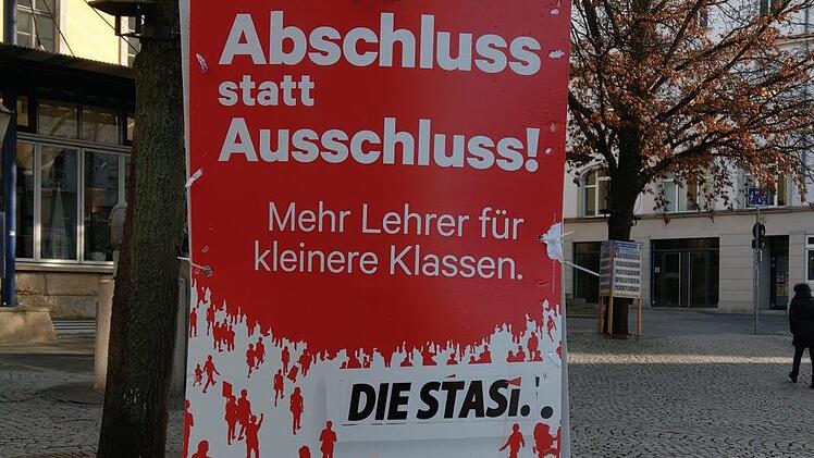 Plakat-Verunstaltung: "Die Linke" wurde von Unbekannten am Gräfsblock mit "Die Stasi" überklebt. Der Original-Schriftzug wurde dafür täuschend echt nachempfunden. Foto: Simone Bastian