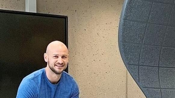 Hier packt jeder mit an: Enrico Baumbach im Klassenzimmer.