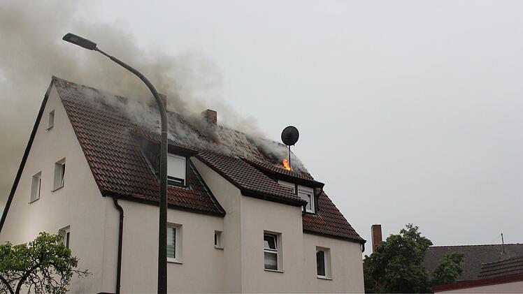 Cadolzburg: Blitzeinschlag in Einfamilienhaus - "Flammen schlugen aus Dach"