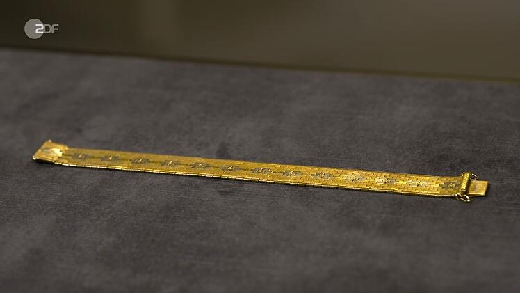 Als weiteres Objekt der Sendung wurde ein "klassisches Teppich-Armband" aus 750er Gold von Expertin Wendela Horz in den 1960er Jahren datiert. Der Verkäufer wünschte sich 2.000 Euro. Doch allein der Goldwert lag bei 60 Gramm schon bei 4.000 Euro. Insgesamt schätzte Horz auf 4.400 Euro. Julian Schmitz-Avila zahlte 4.000 Euro.