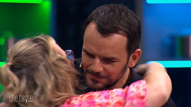 Eine Umarmung zum Schluss: Carmen muss die Show im Halbfinale verlassen.