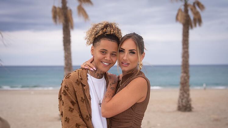 Chika (links) und Carina sind das erste queere Paar in der Geschichte von "Temptation Island".