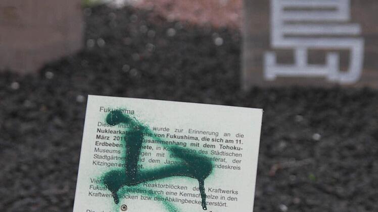 Mutwillig beschmiert: eine Hinweistafel am Sieboldgarten.