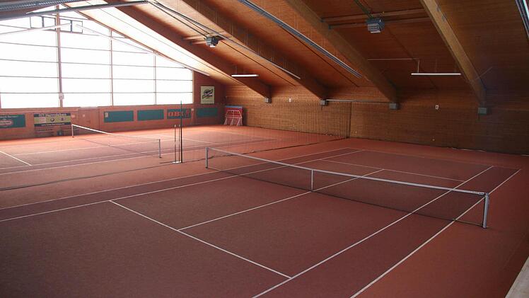 Vom Kaminzimmer aus haben Gäste einen Blick auf die Halle.