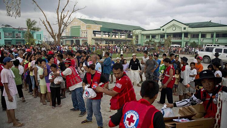 Das Geld aus der Spendenaktion der Mediengruppe und dem BRK Bamberg fließt in Reislieferungen für die Philippinen. Hier ein Bild einer Verteilung.  Foto: IFRC