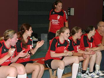 Zufriedenheit und beste Stimmung herrschen seit Wochen bei der Eberner Damenmannschaft, die nach fünf Spieltagen noch auf eine "weiße Weste" mit fünf Siegen blicken kann, auch wenn Erfolgstrainer Oli Hohmann (rechts) noch etwas skeptisch dreinschaut.
