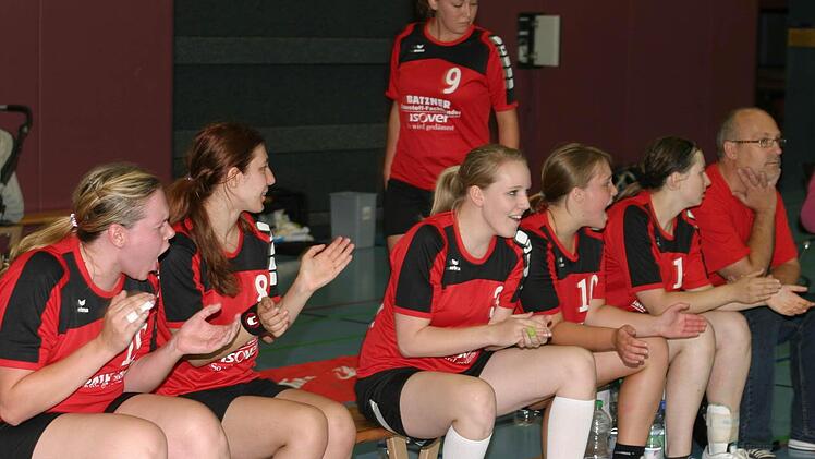 Zufriedenheit und beste Stimmung herrschen seit Wochen bei der Eberner Damenmannschaft, die nach fünf Spieltagen noch auf eine "weiße Weste" mit fünf Siegen blicken kann, auch wenn Erfolgstrainer Oli Hohmann (rechts) noch etwas skeptisch dreinschaut.