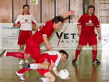 Beim Loewe-Hallenturnier am Samstag will das Team der Sparkasse Kulmbach-Kronach seinen Titel verteidigen. In der Siegermannschaft (rote Trikots) standen vor einem Jahr unter anderem Carsten Engel (FC Mitwitz) und Stefan Böhnlein (FC Pressig). Im Halbfinale gelang damals ein 2:1-Sieg gegen die Mannschaft von Wiegand Glas mit dem Ex-Friesener Stefan Schirmer (links) und Martin Löffler (SC Steinbach). Foto: Archiv/Weiß