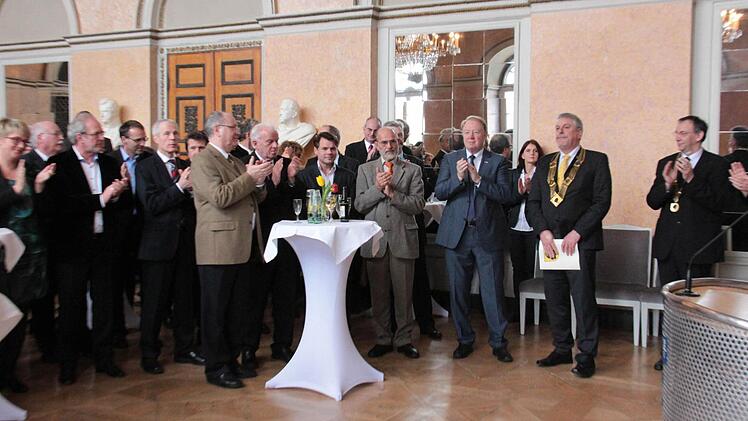 Starken Beifall erhielt Oberbürgermeister Norbert Tessmer (zweiter von rechts) für seine Rede - und Lob aus unterschiedlichen Lagern.