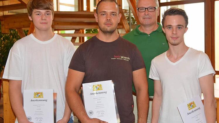 Buchpreise gab es für die drei schulbesten Schreinergesellen, von links: Lucas Schäfer, Marcel Heinz, Schulleiter Rudolf Hoffmann und Florian Beudert.  Fotos: Peter Rauch