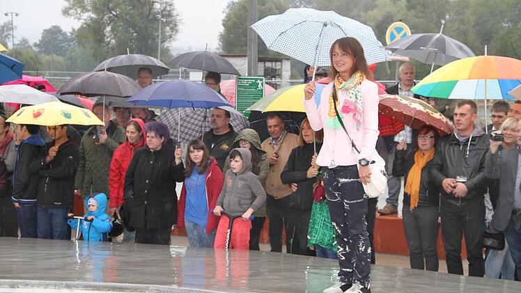 Im strömenden Regen gab Bürgermeisterin Christine Frieß (vorne) die Anlage für die Jugendlichen frei.  Foto: Gerda Völk