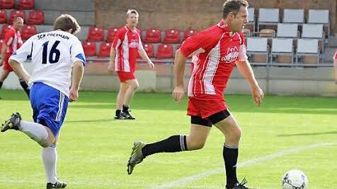 Der ehemalige Weismainer Regionalligaverteidiger und spätere Zweitligaprofi Heiko Gröger (Schweinfurt 05) hat kaum etwas von seiner Dynamik verloren. Links Stefan Dinkel. Foto: Andreas Schmitt