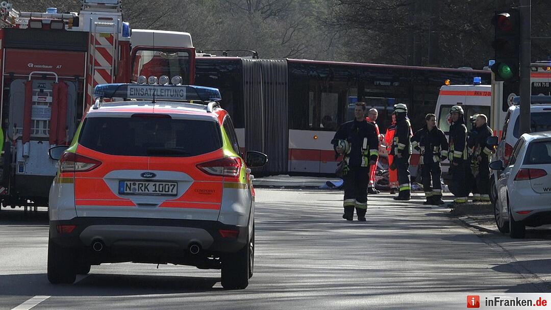 Tödlicher Unfall in Nürnberg: Motorrad kollidiert mit Linienbus