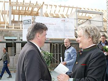 Landrat Klaus Peter Söllner freute sich über das Gebäude und gratulierte Waltraud Jarosch zu dem Mut, in Thurnau ein Tagespflegezentrum zu etablieren. Foto: Sonny Adam