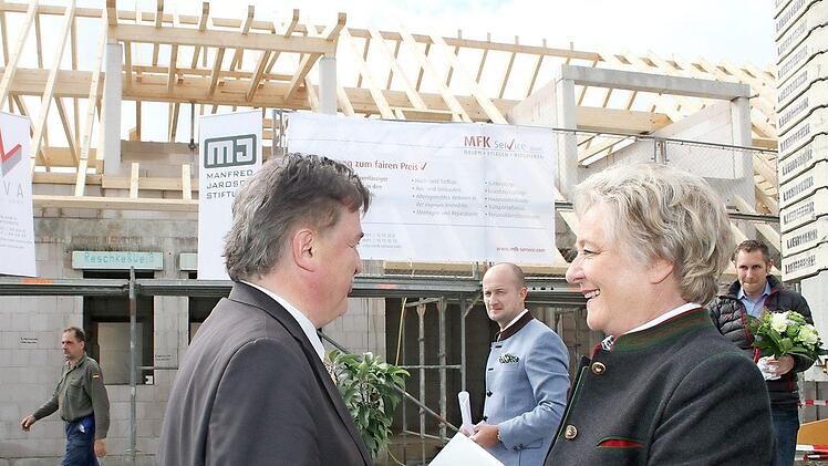 Landrat Klaus Peter Söllner freute sich über das Gebäude und gratulierte Waltraud Jarosch zu dem Mut, in Thurnau ein Tagespflegezentrum zu etablieren. Foto: Sonny Adam