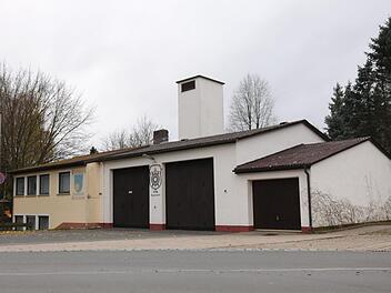 Saniert werden muss das Rugendorfer Feuerwehrhaus. Kurzfristig, noch in diesem Jahr, wird die Beheizung wieder angeschlossen. Sie wurde vor etwa 20 Jahren vom Rathaus (gelber Anstrich, links) aus gekappt.Klaus Klaschka