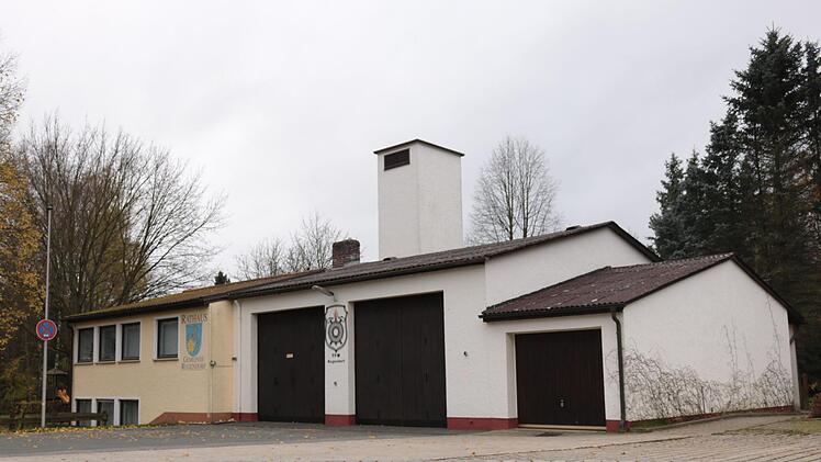 Saniert werden muss das Rugendorfer Feuerwehrhaus. Kurzfristig, noch in diesem Jahr, wird die Beheizung wieder angeschlossen. Sie wurde vor etwa 20 Jahren vom Rathaus (gelber Anstrich, links) aus gekappt.Klaus Klaschka