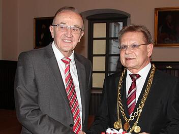 Karl H. Fick  und Wolfgang Beiergrößlein beim Jahresabschluss des Stadtrats. Foto: Anna-Lena Deuerling