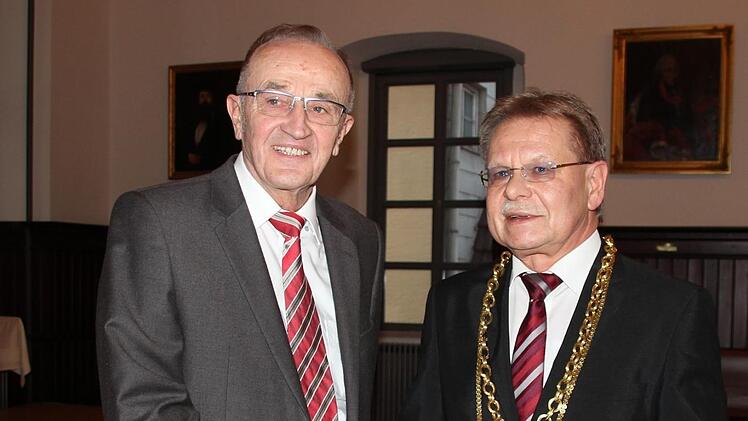 Karl H. Fick  und Wolfgang Beiergrößlein beim Jahresabschluss des Stadtrats. Foto: Anna-Lena Deuerling