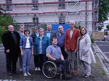 Baustelle Kirche: Vor der eingerüsteten Wallfahrtskirche Limbach stellte sich der neue Vorstand des Dekanatsrates Haßberge zum Bild. Von links: Dekan Stephan Geßner, Beisitzerin Claudia Förtsch, Vorsitzende Klaudia Schwarz,  Beisitzerin Gabi Bronst, die Leiterin des Diözesanbüros, Mirjam Wolf, die Beisitzer Ralf Nowak und Horst Gehring (hinten), die stellvertretenden Vorsitzenden Wolfgang Neuhöfer (vorne) und Alfred Neubauer sowie Schriftführerin Anette Kutzner