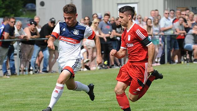 Nico Steinh&auml;u&szlig;er (re.) und der SV G&ouml;&szlig;weinstein haben f&uuml;r den Aufstieg in die Kreisliga kein leichtes Los erwischt.