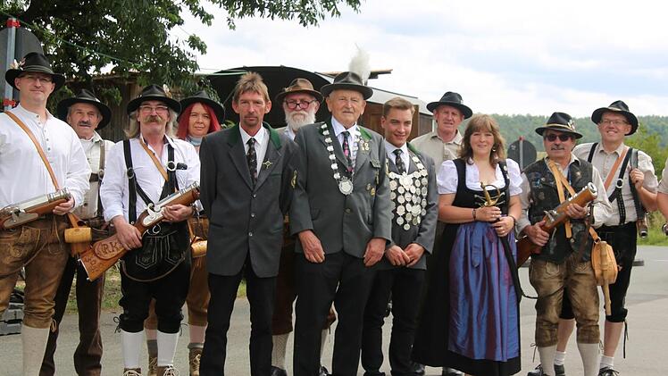 Weil der Heilgersdorfer Schützenverein "Schwarzer Keiler" derzeit mit Schützenkönig Oskar Mönch und Jugendkönig Jonas Grämer (vorne, mit Königsketten) "von Bischwind aus regiert wird", überraschten 1. Schützenmeister Klaus Engelmann (vorn, 3. von links) und diese Böllerschützen den Jubilar. Foto: Bettina Knauth