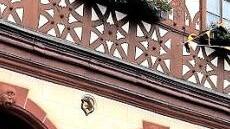 Radler passieren das Rathaus in Ebern Foto: Naturpark Ha&szlig;berge