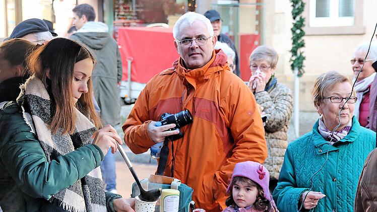 Kinderpunsch, Plätzchen und Bratwürste gab es am Stand der Klasse Q 11 vor  dem Rathaus.Dieter Britz