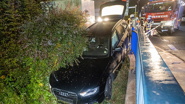 Lichtenfels: Audi kommt von Fahrbahn ab und droht auf Bahngleise zu st&uuml;rzen