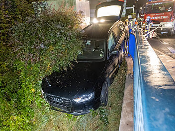 Lichtenfels: Audi kommt von Fahrbahn ab und droht auf Bahngleise zu stürzen