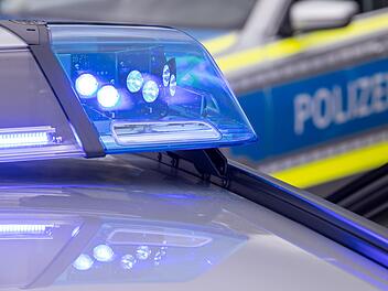 Aggressive Personengruppe geht Polizisten an - von einem Platzverweis wollten sie nichts wissen