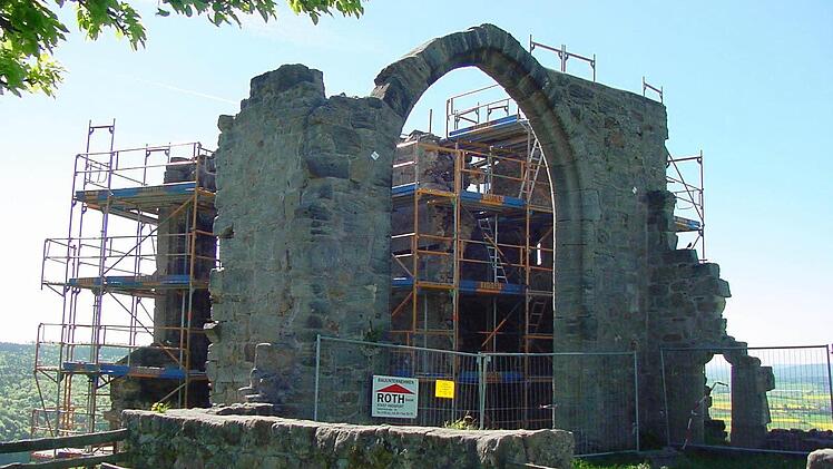 Um die Reste der Kapelle auf der Burg Altenstein ranken sich viele Geschichten. Hier ein altes Gemälde, das der Marktgemeinde Maroldsweisach vor einigen Jahren zum Kauf angeboten wurde. Foto-Archiv: Schmidt