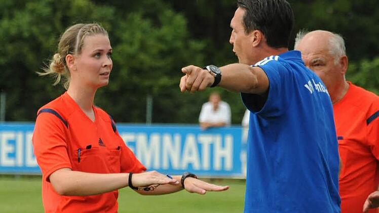Schiedsrichterin Tessa Friedrich muss VfB-Trainer Werner Thomas beruhigen.