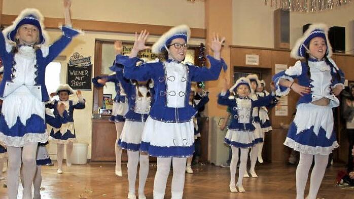 Die Prinzengarde des Turnvereins Weismain war ein Hingucker und überzeugte auch tänzerisch.