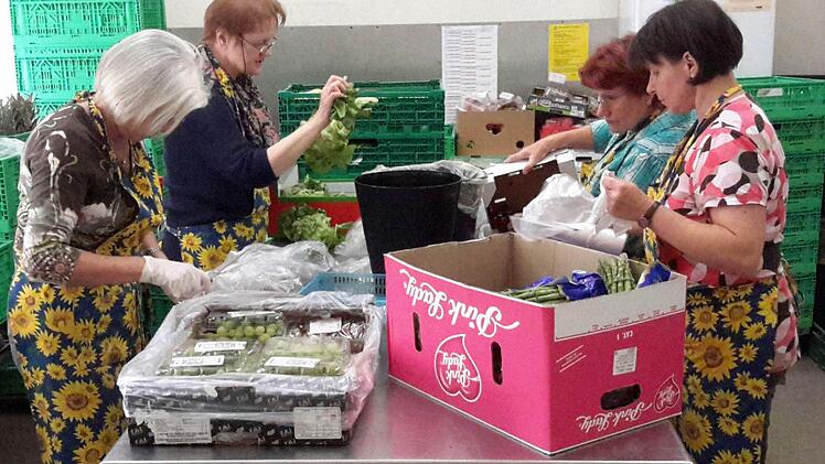Auspacken, sichten, sortieren: Viele fleißige Hände sind bei der Brückenauer Tafel nötig, bevor die gespendeten Lebensmittel zur Verteilung an die Bedürftigen gelangen. Foto: Rolf Pralle