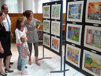 Ein letzter prüfender Blick, bevor die Gäste kommen (von links): Projektleiterin Michaela Queck, Filialdirektor Armin Förg, die Kinder Paula Lauer und Ida Queck sowie Kunstlehrerin Verena Bedenk. Foto: Rolf Pralle