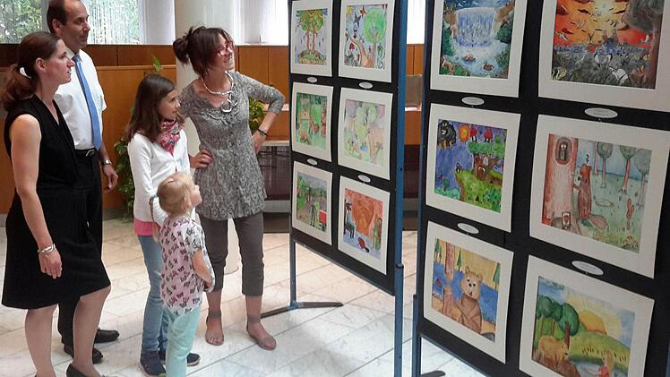 Ein letzter prüfender Blick, bevor die Gäste kommen (von links): Projektleiterin Michaela Queck, Filialdirektor Armin Förg, die Kinder Paula Lauer und Ida Queck sowie Kunstlehrerin Verena Bedenk. Foto: Rolf Pralle