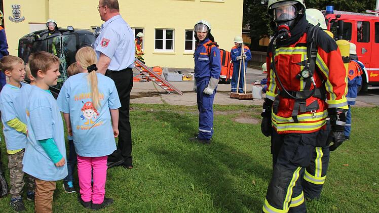 Noch kommen den Jungen und Mädchen die Aktiven mit ihren Atemschutzmasken vor "wie Aliens". So kommentierte jedenfalls Raphael Fischer (vorne links) ihr Aussehen. Foto: Bettina Knauth