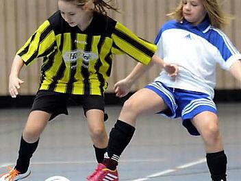 Die U13-Mädels der SpVgg Reuth fühlten sich in den schwarz-gelben Trikots des SC Adelsdorf wohl und holten den Gruppensieg. Nur gegen Möhrendorf (weißes Trikot, 1:1) gewann Reuth nicht.  Foto: herzopress