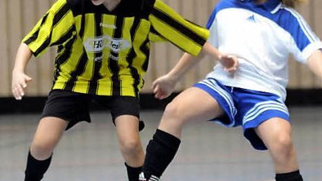 Die U13-Mädels der SpVgg Reuth fühlten sich in den schwarz-gelben Trikots des SC Adelsdorf wohl und holten den Gruppensieg. Nur gegen Möhrendorf (weißes Trikot, 1:1) gewann Reuth nicht.  Foto: herzopress