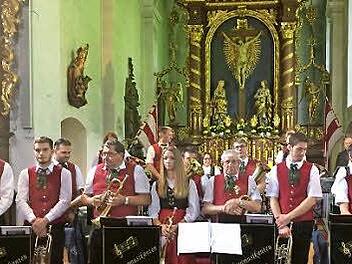 Der Kirchenraum bot eine schöne Kulisse für die Musikanten. Foto: Regina Rinke