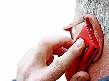 Gespräche mit dem Handy sind im Kulmbacher Stadtteil Grafendobrach kaum möglich. Darunter leiden vor allem die Firmen. Auf Einladung von MdB Emmi Zeulner (CSU) standen im Gasthaus Dobrachquelle Vertreter der Telekom den Bürgern Rede und Antwort. Foto: Symbolbild imago/avanti