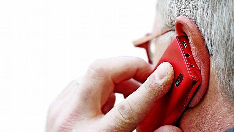 Gespräche mit dem Handy sind im Kulmbacher Stadtteil Grafendobrach kaum möglich. Darunter leiden vor allem die Firmen. Auf Einladung von MdB Emmi Zeulner (CSU) standen im Gasthaus Dobrachquelle Vertreter der Telekom den Bürgern Rede und Antwort. Foto: Symbolbild imago/avanti