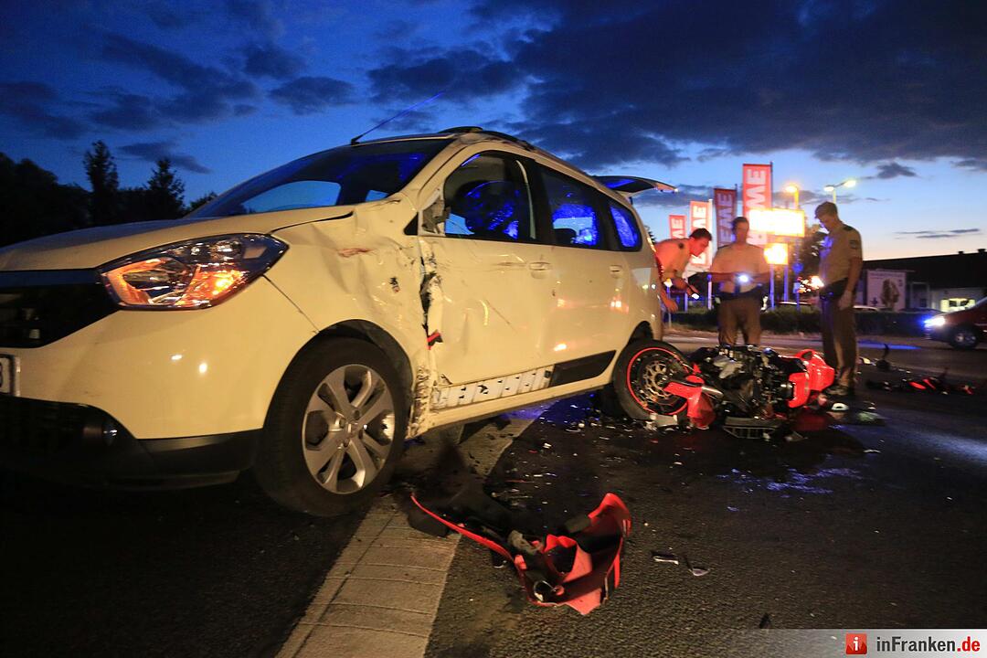 Am Montagabend krachte ein 28-jähriger Motorradfahrer bei Lichteneiche in ein Auto.