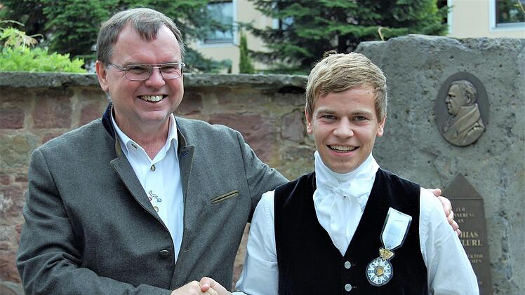Denkmal-Initiator Gerhard Lehrberger (links) mit dem Flurl-Darsteller der Straubinger Mathias-von-Flurl-Schule. Foto: Sigismund von Dobschütz
