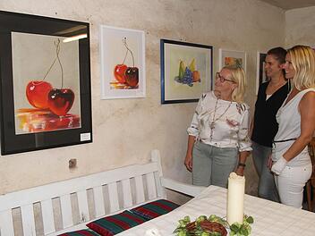 Die Besucher erfreuten sich hier an den Pastellwerken mit Stilleben.Günther Geiling